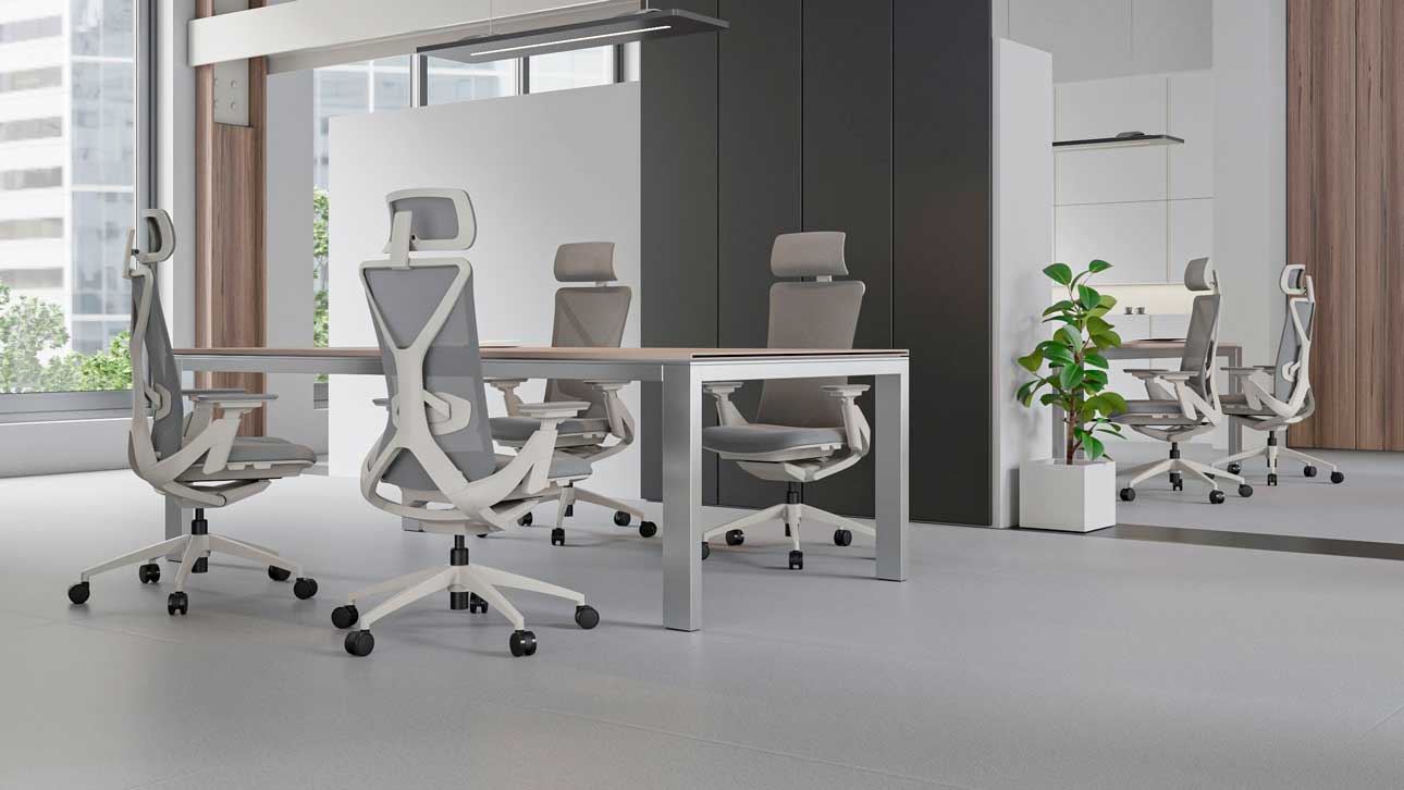 Cuatro sillas de oficina ergonómicas en ambiente moderno e iluminado se reflejan en un espejo 